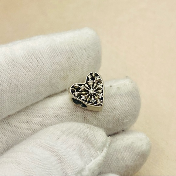EUC Pandora 791996CZ Sterling Silver Heart of Winter Snowflake Charm w/ CZ’s - Picture 5 of 9